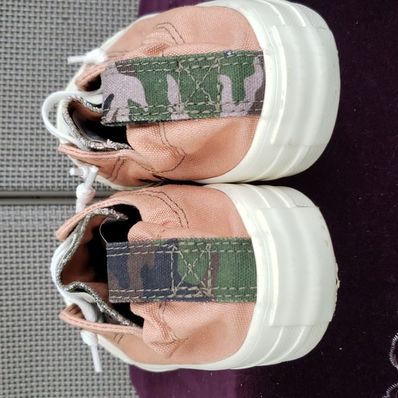 BNWoT CTAS Chuck Taylor All Star Shoreline Low Top kicks (5W; 3M) peach / camo - Picture 4 of 8